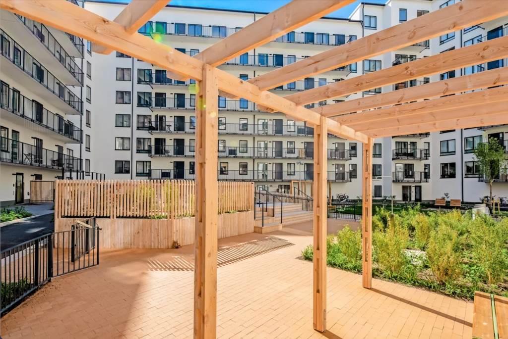 UNDERBAR BOSTAD PÅ VÅNING 7 UPPE BLAND MOLNEN MED SÖDERBALKONG!